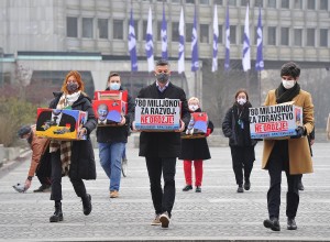 Levica in SD sta v DZ vložili več kot 28.000 podpisov za referendum o investiciijah v vojsko