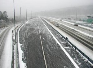 Sneg že povzroča težave: ponekod lahko do četrtka zjutraj zapade več kot 25 centimetrov snega