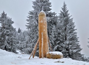 Na bavarski gori se je pojavil nov, še večji leseni penis