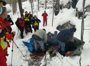 Policisti, gorski reševalci in vojaki rešili družino iz Afganistana, ki se je izgubila v snegu