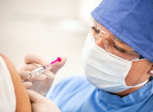 Strokovnjaki cepljenje proti covidu-19 priporočajo vsem, starejšim od 16 let