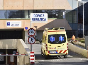 KORONAVIRUS: V četrtek potrdili 1439 okužb, umrlo 25 covidnih bolnikov