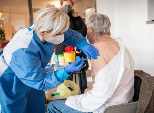 Anketa: Skoraj 60 odstotkov Slovencev bi se cepilo