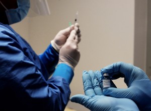 S prihodnjim tednom cepljenje za splošno populacijo, cepilni centri pripravljeni na naval