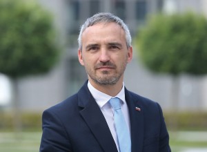 Ministrstvo Cigler Kralja dalo 130 tisoč evrov zavodu, katerega soustanovitelj je minister