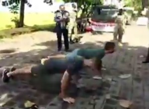 Kazen za tujce brez mask na Baliju: delati morajo sklece (VIDEO)