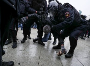 Na protestih za izpustitev Navalnega aretirali več deset ljudi