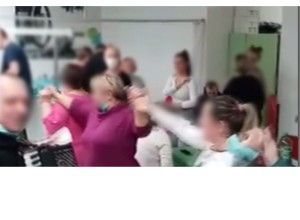 Nesprejemljivo vedenje osebja covidne bolnišnice: "korona party" brez mask in distance