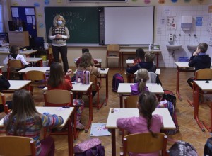 V šole in vrtce se je vrnilo skoraj 130 tisoč otrok