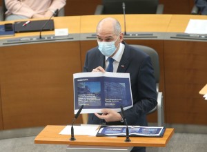 Leto dni tretje vlade Janeza Janše: vojna z mediji namesto razvojnega preboja