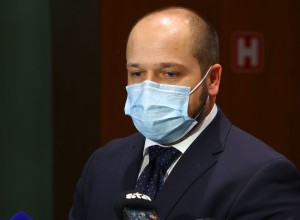 Poklukar: Če se bodo epidemiološke razmere slabšale, bomo sledili predlogu uvedbe pogoja PC za vse