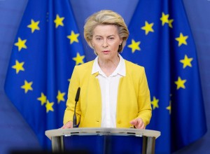 Von der Leynova: V pogodbah EU s proizvajalci cepiv je navedeno, da je treba cepivo takoj prilagoditi novim različicam