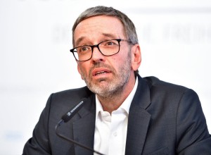 Ko se svetu zmeša: šef avstrijskih svobodnjakov se na vse kriplje trudi dokazati, da NI bil cepljen