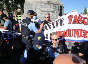 Nemec trdi, da policistom, ki so na Prešernovem trgu prijeli rumene jopiče, grozijo z odpustitvijo