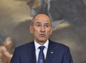 Janša na kongresu SMC radodaren s komplimenti na račun koalicijske partnerice