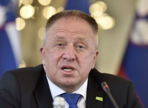 Na klancu: Počivalškov roman na kongresu stranke o vstopu v vlado Janeza Janše
