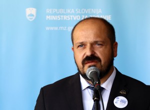 Poklukar opozarja, da število hospitaliziranih s covidom narašča, bolnišnice bodo morale krčiti programe