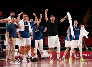 Padli tudi gostitelji Japonci, košarkarji že v četrtfinalu