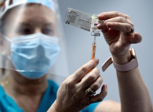 Vlada bo za dvig precepljenosti nagrajevala ambulante družinske medicine, zdravstvo do tega večinoma odklonilno