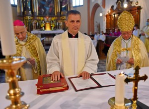 Novi novomeški škof Andrej Saje bo posvečen v Mirni Peči