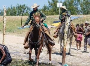 Sramota: v Teksasu migrante s Haitija na konjih in z biči zganjajo skupaj (VIDEO)