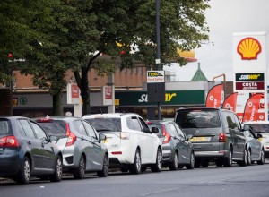 Več kot tretjina voznikov na Otoku v zadnjih dveh tednih ni mogla kupiti goriva