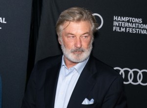 Tragedija na snemanju filma: igralec Alec Baldwin z "lažno" pištolo ubil žensko in ranil režiserja