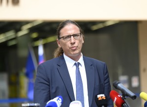 Vlada bi zvišala plače šefov: 60-odstotni dvig za direktorja UKC Ljubljana in nekatere rektorje