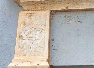 Poškodovana Davidova zvezda na Židovskem trgu v Piranu (FOTO)