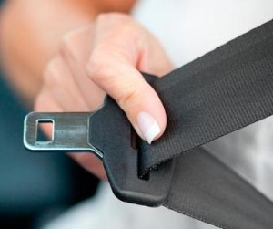 putting-on-seatbelt-car-getty_573x300