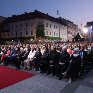 Sramota na državni proslavi: kdo je kriv, da so navadne državljane ustavili z dvojno ograjo?