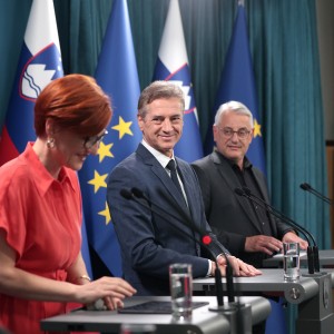 Pasti koalicije: Golob opravlja umazano delo za Asto Vrečko in Matjaža Hana