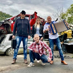 Tomislav Vrlič in Boštjan Konečnik med snemanjem videozgodbe, kjer igrata še Maruša Tertinek in Miro