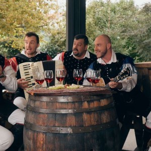 Runda kvintet sestavljajo Dejan Teršek, Janez Habe, Peter Podkoritnik, Boštjan Kozole, Januš Prašnik