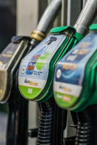 Če vlada ne bo posegla s trošarinami, bo bencin cenejši