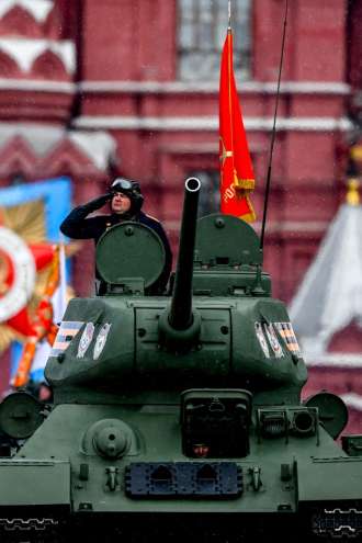 Foto: Po Rdečem trgu se je zapeljal legendarni sovjetski tank, bil je osamljen