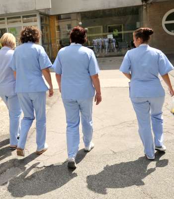 Medicinske sestre na delo včasih prihajajo tudi bolne