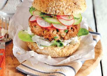Piščančji burger s svežo kumarico