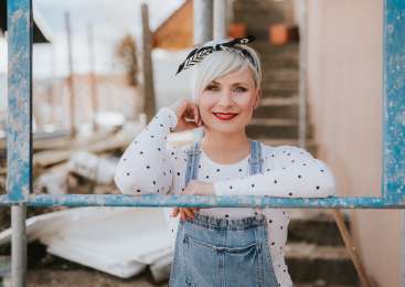 Ana Praznik: Zgodbe, ki nam jih pripovedujejo ljudje, so težke