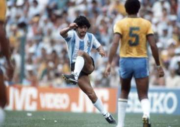 Umrl je Diego Maradona