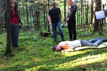dejan babosek, jama - V gozdu s tremi igralci bi moral biti kratki film, a se je hitro razvil v celo