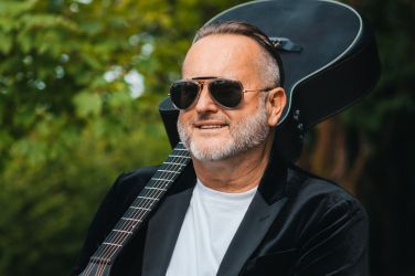 Miki Vlahovič pravi, da za skladbo najprej naredi glasbo, na katero potem poskuša spisati besedilo