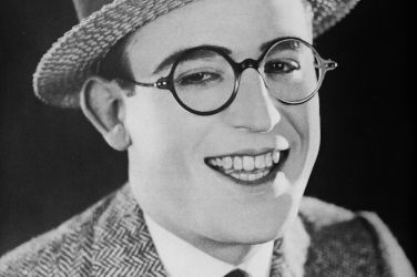 Harold Lloyd, eden od velike trojice nemega filma s Chaplinom in Keatonom, je bil tudi največji zasl