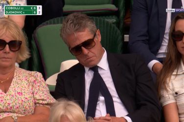 Hugh Grant - Granta so kamere ujele med dremežem – in trenutek je seveda postal viralen