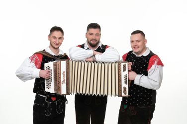 Njihovo poslanstvo je preprosto: deliti čustva, iskrenost in pristno veselje z ljudmi po vsej Sloven