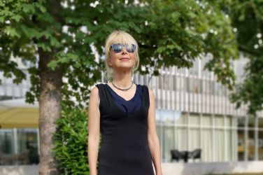 Včasih jo preseneti tudi kak nenavaden pogovor ali dogodek na ulici