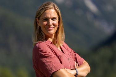 V glavni vlogi nadaljevanke Takšno je življenje spremljamo Ano Hribar kot zdravnico Majo Križaj