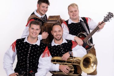 Skupino Kresovci sestavljajo Jernej Verhnjak, Klemen Krivec, Tine Naveršnik in Lovro Tominc