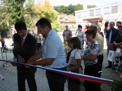 sevniski_zupan_srecko_ocvirk_in_direktor_novomeske_poste_cvetko_srsen_rezeta_trak_.jpg