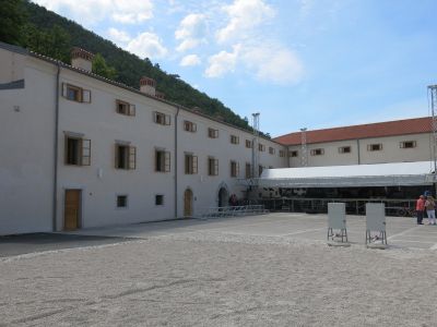 Veliko dvorišče med objektoma.